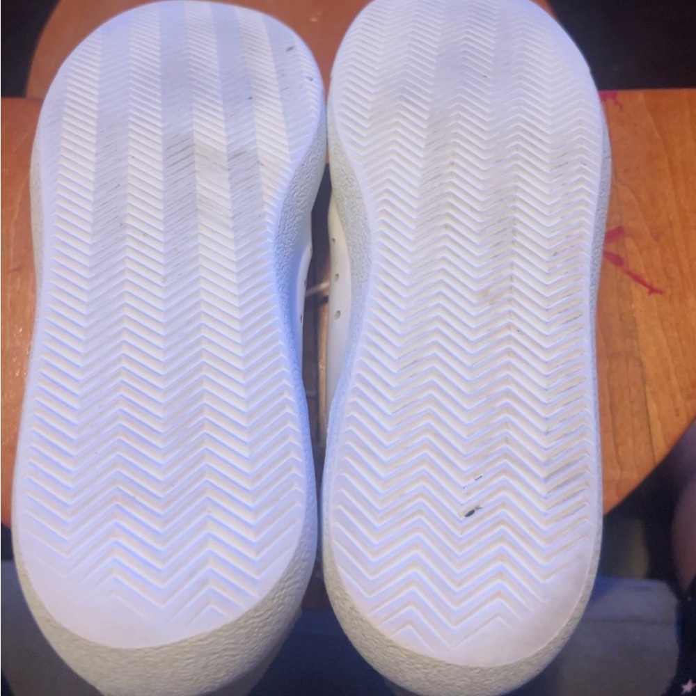 KOIO White and Gray Sneakers Minimalist Design - Picture 4 of 8